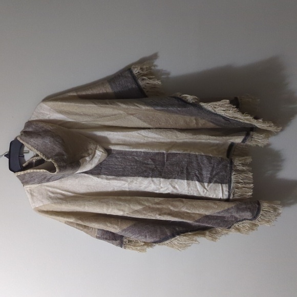 Fringed Alpaca Poncho with Hood - Picture 6 of 6